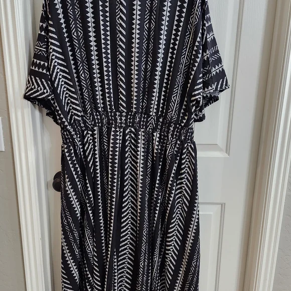 BloomChic Black and White Chevron Maxi Dress - Picture 3 of 4